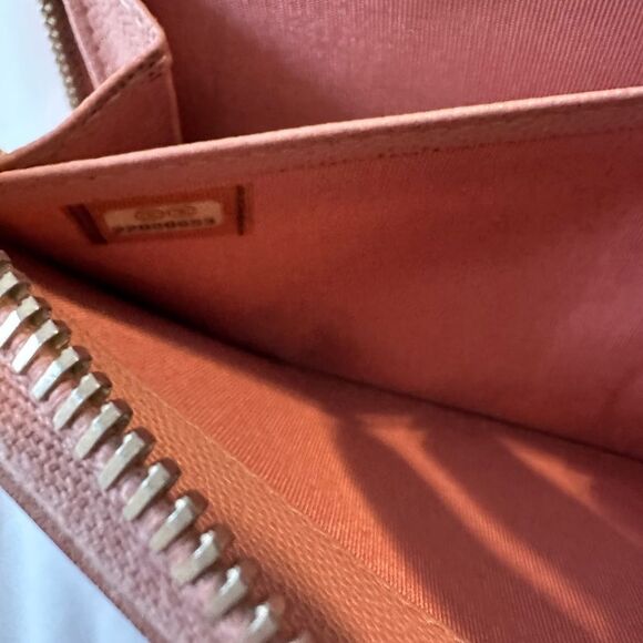 Chanel Pink Clutch with Iconic Logo and Minimalist Design - Picture 13 of 16